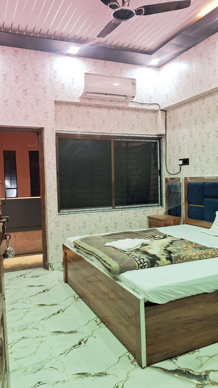 Double bed occupancy ,A.C with balcony || Safar Sarthi